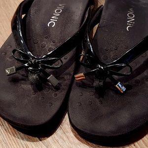 These size 8 VIONIC Black Bella Sandals